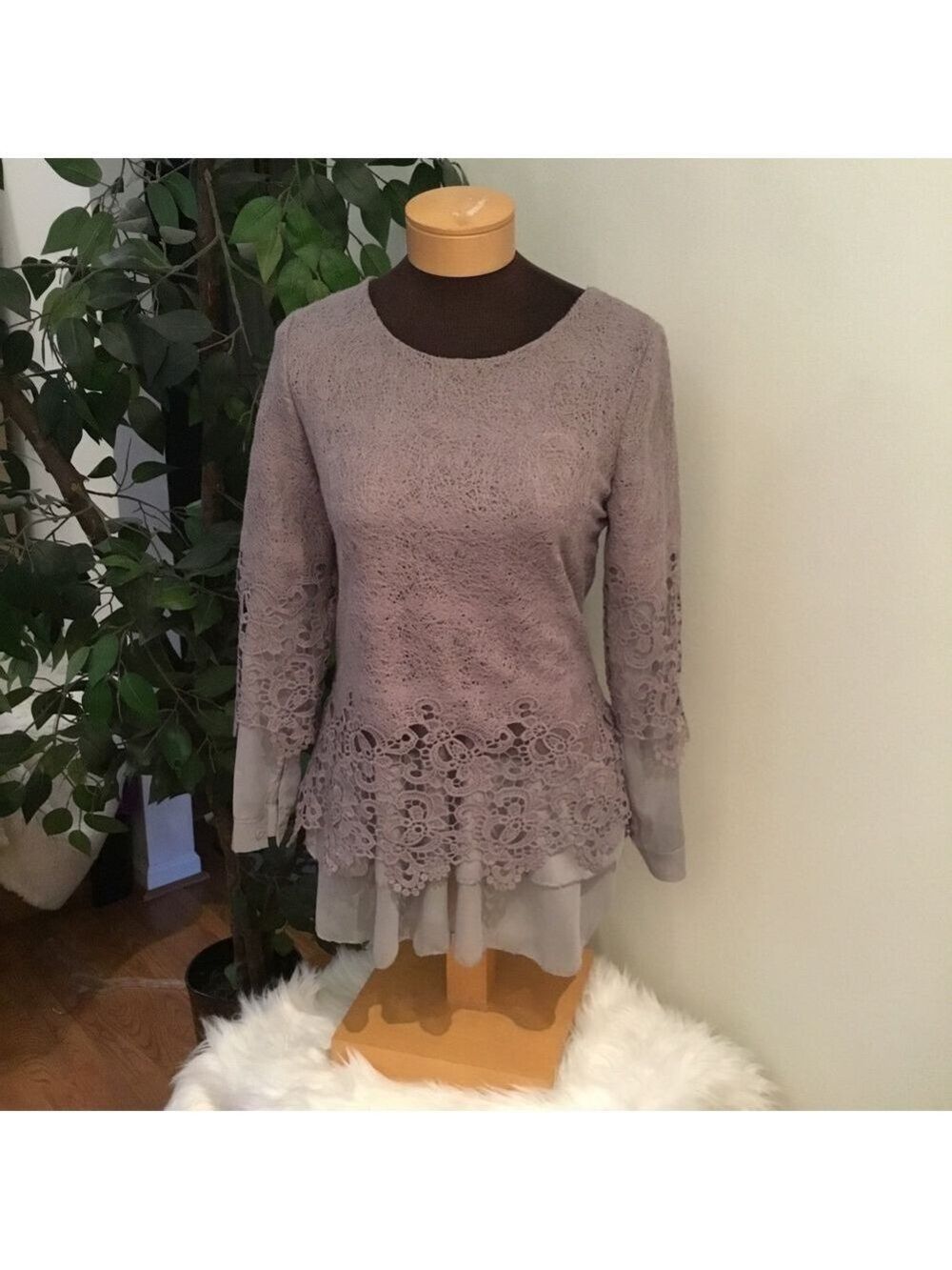 Unbranded Woman’s XXL (runs small) gauze and lace overlay pullover top g…